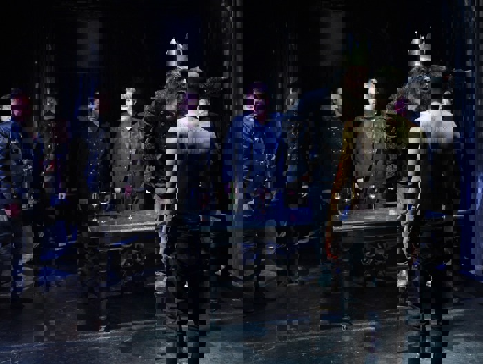 V popředí Michal Čapka jako Macbeth